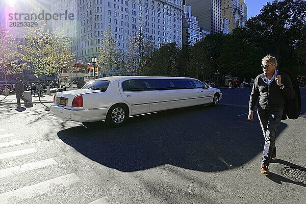 Person überquert die Straße neben einer langen Limousine an einem sonnigen Tag  Manhattan  New York City  New York  USA  Nordamerika