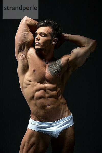 Bild eines attraktiven jungen Mannes mit muskulösem  festem Körper