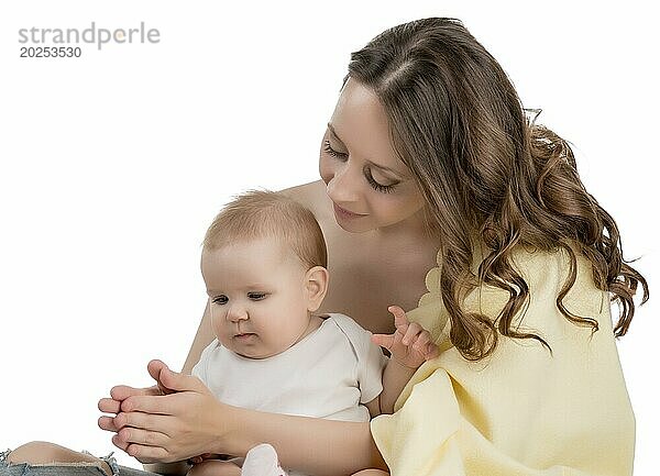 Liebevolle Mutter spielt mit ihrer kleinen Tochter  vor weißem Hintergrund