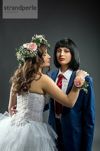 Bild von lesbischen Braut und Bräutigam posieren vor der Kamera