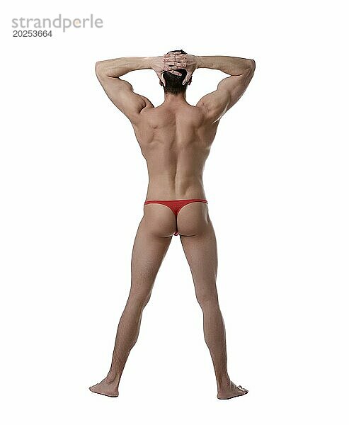 Striptease. Rückenansicht eines muskulösen Mannes im Tanga  vor weißem Hintergrund