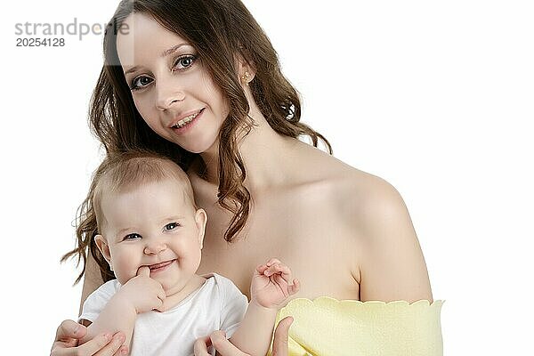 Schöne junge Frau und ihr bezauberndes Baby lächelnd