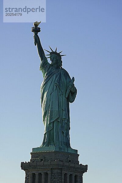 Die Freiheitsstatue vor einem klaren blaün Himmel  Symbol der Freiheit und Unabhängigkeit  am East River  Manhattan  Brooklyn  New York City  New York  USA  Nordamerika