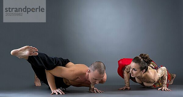 Yoga. Bild eines schönen Paares bei einer schwierigen Asana