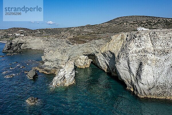 Steilküste mit Felsbogen bei Sarakinikoer  Milos  Kykladen  Griechenland  Europa