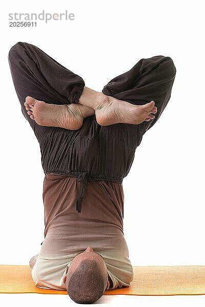 Bild der flexiblen Yogi posiert in schwierigen Pose  vor weißem Hintergrund