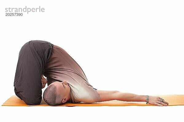 Bild von flexiblen muskulösen Mann übt Yoga im Studio