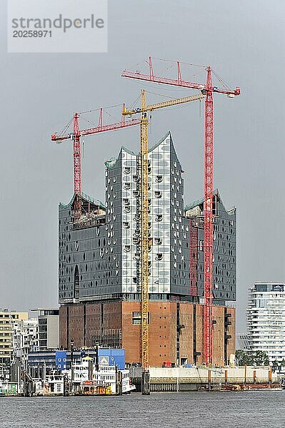 Elbphilharmonie im Bau mit Kränen und grauem Himmel im Hintergrund in Hamburg  Hamburg  Hansestadt Hamburg  Deutschland  Europa