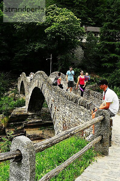 Tessin: Uralte Steinbrücke über die Verzasca. Alte Steinbrücke über die Verzasca im Tessin