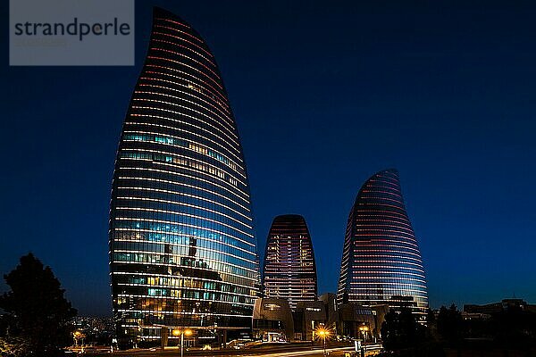 Aserbeidschan  Baku  Flame Towers bei Nacht  Baku  Aserbaidschan  Aserbaidschan  Asien