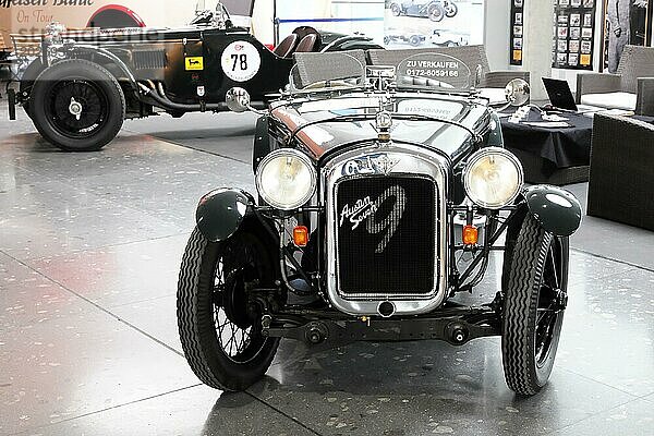 RETRO CLASSICS 2010  Stuttgart Messe  Stuttgart  Baden-Württemberg  Deutschland  Europa  Austin Seven  Frontalansicht eines glänzenden klassischen Rennautos  Europa