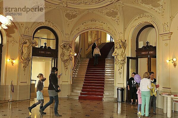 Reichsverziertes Foyer und Treppenaufgang im Opernhaus in Zürich