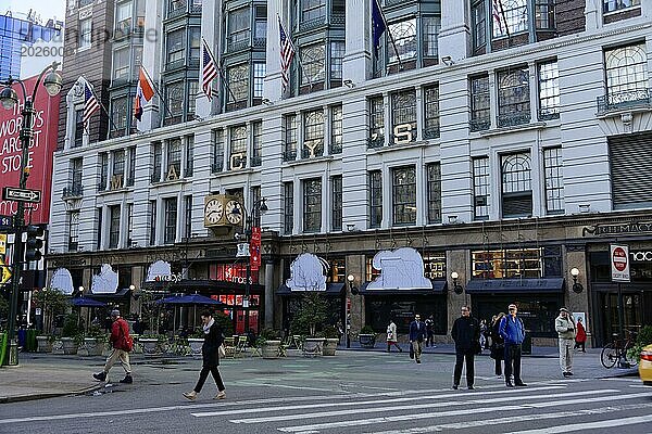 Blick auf die Kreuzung vor Macy's mit Passanten und Straßenverkehr im städtischen Raum  Manhattan  New York City  New York  USA  Nordamerika