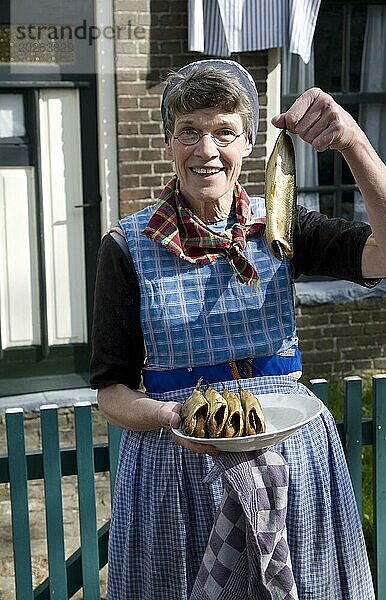 Frau hält Fisch  Dorf Urk  Zuiderzee Museum  Enkhuizen  Niederlande  Europa