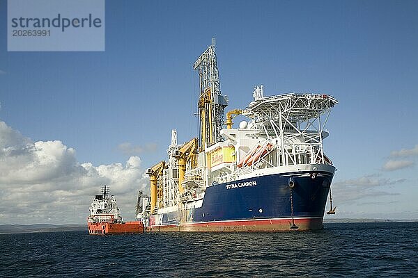 Das Ölbohrschiff Stena Carron  das vor kurzem in Lerwick auf den Shetlandinseln festgemacht hat  wurde von Greenpeace Protestlern geentert
