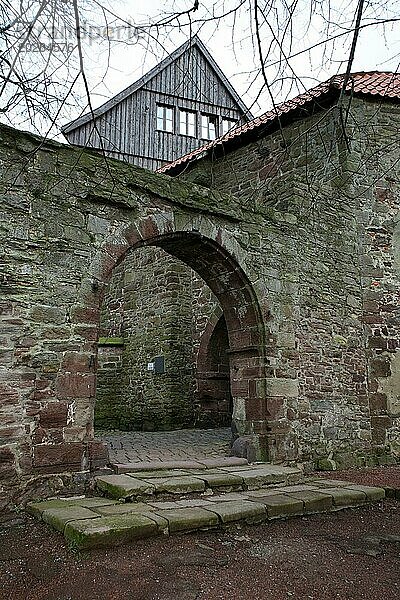 Durchgang in der Außenmauer der Burg Blomberg (Kreis Lippe  Nordrhein-Westfalen)