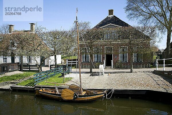 Segelkahn auf dem Stadtkanal  Zuiderzee Museum  Enkhuizen  Niederlande  Europa
