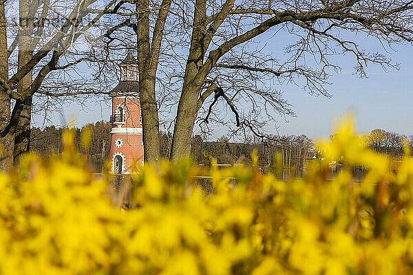 Der Leuchtturm in Moritzburg ist ein Binnenleuchtturm in Sachsen. Der Staffagebau (Folly) entstand im späten 18. Jahrhundert als Teil einer Kulisse für nachgestellte Seeschlachten (Naumachie) . Er ist der einzige für diesen Zweck gebaute Leuchtturm in Deutschland und gleichzeitig einer der ältesten Binnenleuchttürme der Bundesrepublik.  Moritzburg  Sachsen  Deutschland  Europa