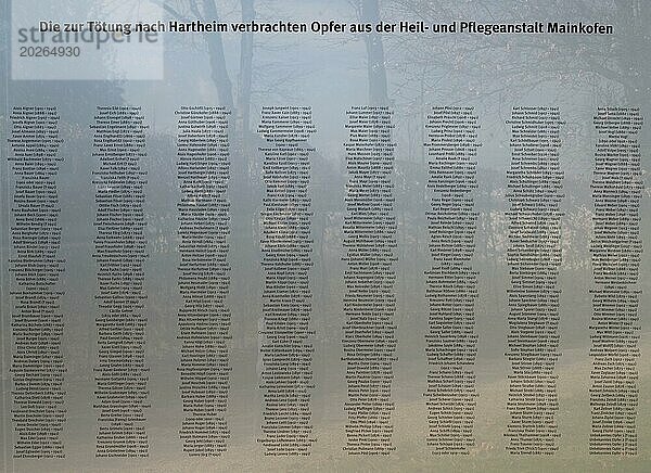 Mainkofen  Niederbayern  Deutschland  15. März 2024  Mahnmal für die Opfer der nationalsozialistischen Verfolgung auf dem Gelände des Bezirksklinikums  Namen der Opfer  Europa