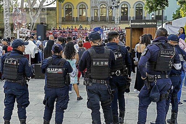 Oaxaca  Mexiko  Polizeibeamte halten Wache vor einem Jugendboxkampf auf dem Zocalo  Mittelamerika