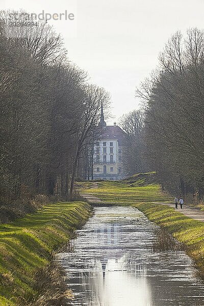 Das Fasanenschlösschen ist eine Schlossanlage in der Gemeinde Moritzburg bei Dresden  die im Auftrag des Fürstenhauses Wettin errichtet wurde. Es befindet sich in der 1728 angelegten Fasanerie des Schlossparks von Moritzburg und ist nach der dort betriebenen Fasanenzucht benannt. Ein Kanal mit einer barocken Sichtachse verbindet es mit dem Jagdschloss.  Moritzburg  Sachsen  Deutschland  Europa