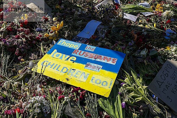 Trauerbekundungen mit Flaggen und Blumen vor der Russischen Botsxhaft Unter den Linden  Berlin  Deutschland  Europa