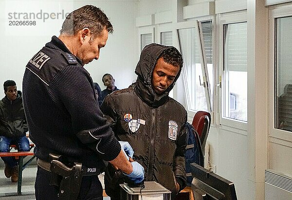 Flüchtlinge werden bei der Bundespolizei in Rosenheim registriert und erfasst. Ein Polizist der Bundespolizei macht einen Fingerabdruck Scan  05.02.2016