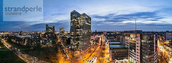 Panorama Luftaufnahme Tanzende Türme zur blauen Stunde mit Reeperbahn  St. Pauli  Hamburg  Deutschland  Europa