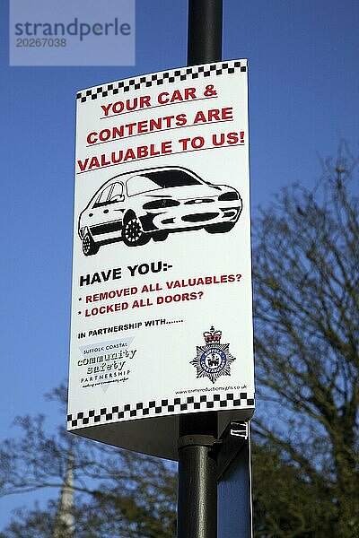 Polizeischild  das vor Diebstahl aus Autos warnt  Suffolk  England  UK