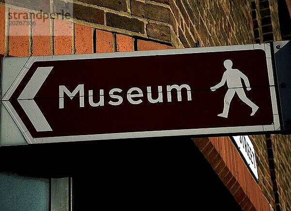 Museumsschild  das die Richtung zu Fuß angibt  England  UK
