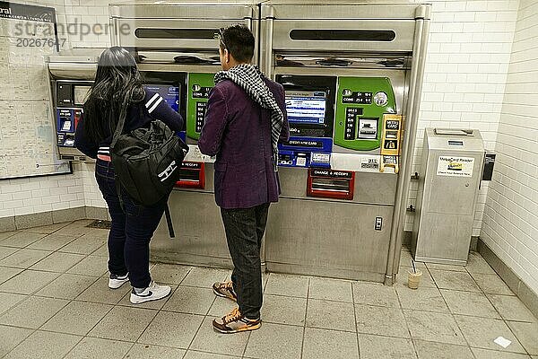 Zwei Personen stehen vor den Fahrkartenautomaten in einer U-Bahn-Station  Manhattan  New York City  New York  USA  Nordamerika