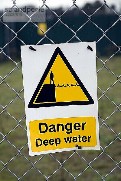 Gefahr Tiefwasser Schilder am Zaun der Kläranlage