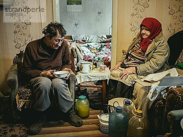 Varvara  85 Jahre und ihr Sohn Leonid  56 Jahre. Leonid kümmert sich um seine pflegebedürftige Mutter. Sie selbst  Leonid und sein Bruder leben von der geringen Rente der alten Frau. In Borshchiwka überleben die Menschen nur durch humanitäre Hilfe  die Front ist nur einige Kilometer Luftlinie entfernt  Borshchiwka  Raion Isjum  Oblast Charkiw  Ukraine  Europa