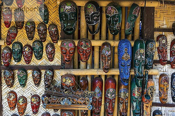 Traditionelle Holzmasken auf einem Markt  bunt  farbig  Handwerk  Handwerkskunst  Tradition  Gesicht  Reise  Urlaub  Tourismus  Maske  Kultur  Skulptur  Kopf  Spirituell  Dekoration  Souvenir  Basar  Mitbringsel  Bildhauerei  Indonesien  Asien