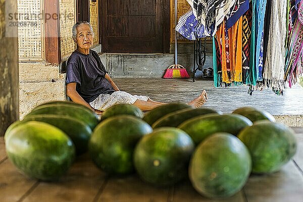 Alte Frau bietet Melonen zum Verkauf an  Alter  Mensch  Arbeit  dörflich  anbieten  verkaufen  Frau  Handel  Basar  Authentisch  Obst  Obststand  Melone  asiatisch  Einheimische  Tradition  traditionell  Marktplatz  Reise  Tourismus  Kultur  Armut  Präsentation  Lebensstil  Person  Sasak  Indigene  Ureinwohner  Kulturerbe  Portrait  Mensch  Dorf Sade  Lombok  Indonesien  Asien