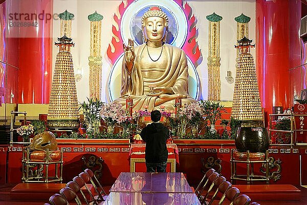 Person steht vor einem Buddha-Altar und scheint zu beten  Manhattan  New York City  New York  USA  Nordamerika