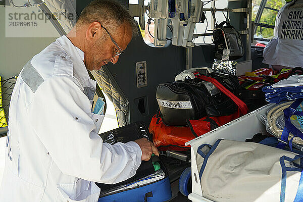 Der SMUR-Hubschrauber transportiert Patienten 7 Tage die Woche  24 Stunden am Tag. Rückkehr vom Eingriff.