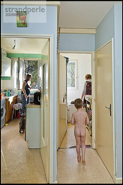 ASE – Sozialhilfe für Kinder. Morgan kommt nackt im Badezimmer an  wo Isabelle sich bereits um Maxence und Sarah kümmert. Ihre Mutter ist in der Küche beschäftigt. NUR FÜR REDAKTIONELLE ZWECKE.