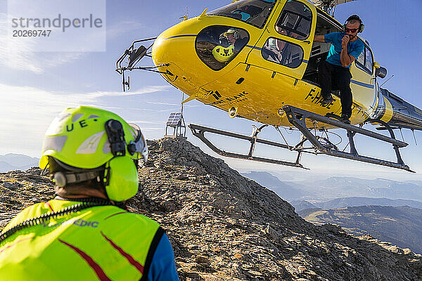 Bericht über ein auf schwierige Bergzugänge spezialisiertes Rettungsgerät. Die Mitarbeiter treffen am Ort ein  an dem die Antenne befestigt wird.