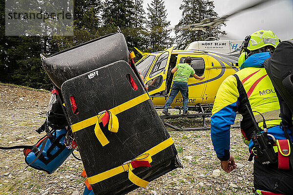 Bericht über ein auf schwierige Bergzugänge spezialisiertes Rettungsgerät. Retter werden einen Hubschrauber besteigen  um einen verletzten Mann zu retten.