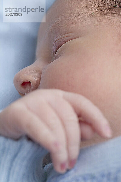 Schläfriges Neugeborenengesicht. Baby ist 2 Tage alt.