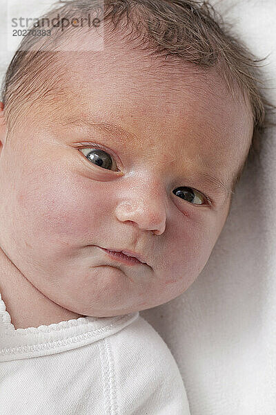Neugeborenes Gesicht wach (3 Tage) und glücklich