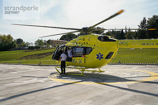Der SMUR-Hubschrauber transportiert Patienten 24 Stunden am Tag  7 Tage die Woche.