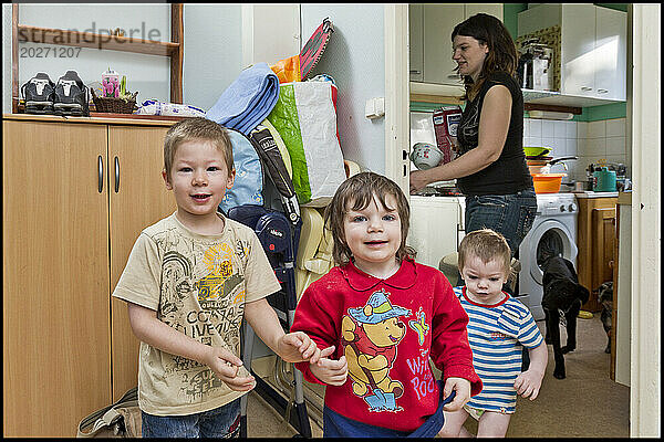 ASE – Sozialhilfe für Kinder. Morgan (5)  Sarah (3) und Maxence (2) spielen im Flur  während ihre Mutter in der Küche damit beschäftigt ist  das Frühstück zuzubereiten. NUR FÜR REDAKTIONELLE ZWECKE.