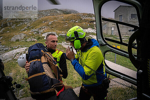 Bericht über ein auf schwierige Bergzugänge spezialisiertes Rettungsgerät. Luftaufnahme der Retter aus dem Helikopter.