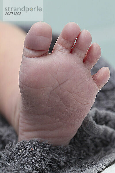 Nahaufnahmen von Füßen eines 3 Tage alten Neugeborenen.
