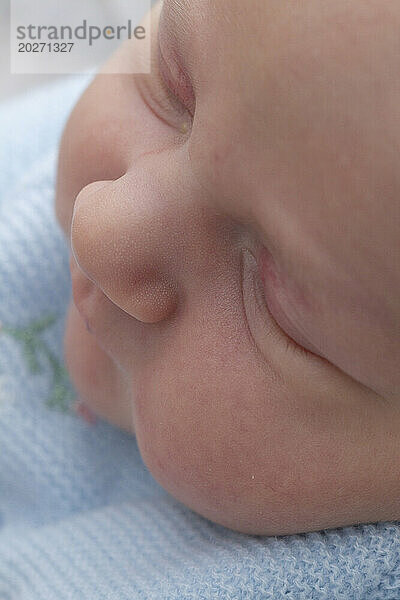 Nahaufnahmen des Gesichts eines Neugeborenen. Baby ist 2 Tage alt.