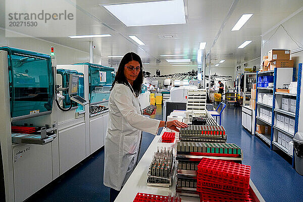 Technische Plattform des Inovie 34-Labors. Technikerin organisiert ihren Arbeitsplatz.