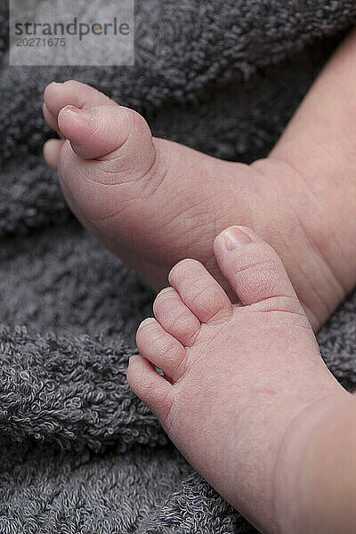 Nahaufnahmen von Füßen eines 3 Tage alten Neugeborenen.