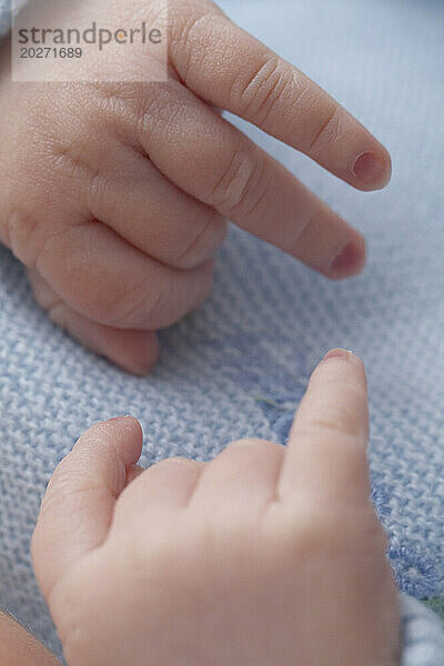 Nahaufnahmen von Händen eines 3 Tage alten Neugeborenen. Baby ist 2 Tage alt.